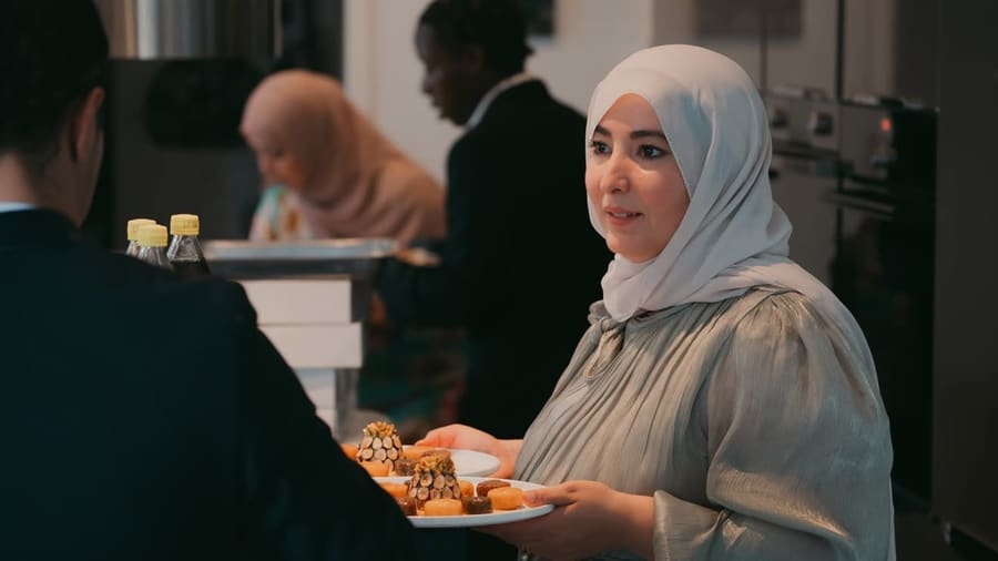 Membre de l’équipe Maison Asirem présentant un plateau de pâtisseries orientales pendant le service